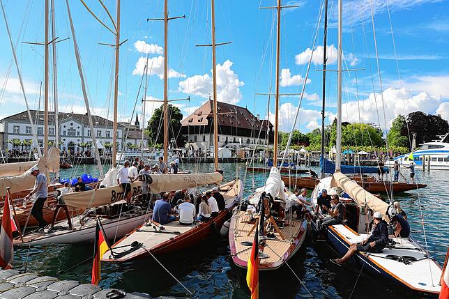 Bild 17: Dutzende Segelyachten im Konstanzer Trichter: Bilder der Regatten bei der Bodenseewoche