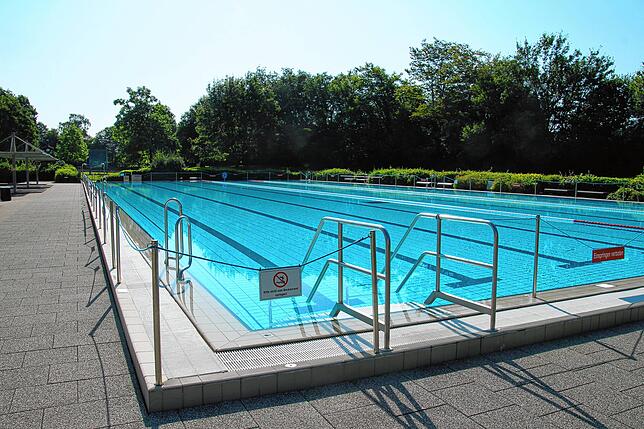 Freibad Lauchringen im Juli 2024 um das Badevergnügen kümmern sich Wolfgang Kromer und sein Auszubildender.
