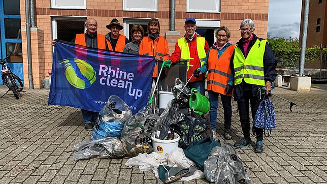 Die Naturschutzgruppe Küssaberg und engagierte Helfer haben viel Abfall am Rheinufer gesammelt.  Bild: Miriam Stoll