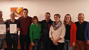 Die ausgeschiedenen und wieder- oder neu gewählten Vorstandsmitglieder des Tennisclubs Küssaberg (von links): Lukas Hilpert ...