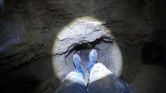Die Engstelle vor den Füßen: In der Blätterteighöhle bei Aach muss Lukas Reinhardt viele schmale Passagen durchstehen.