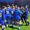 Die A-Junioren des FC 03 Radolfzell bejubeln den Derbysieg gegen den SC Pfullendorf.