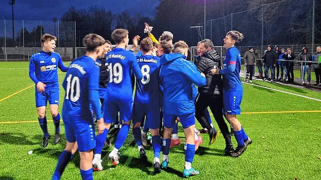 Die A-Junioren des FC 03 Radolfzell bejubeln den Derbysieg gegen den SC Pfullendorf.