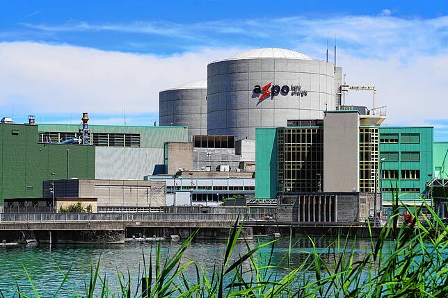 Das Kernkraftwerk Beznau mit seinen beiden Blöcken bezieht Wasser zur Kühlung aus der Aare, es wird erwärmt wieder zurückgeleitet. ...