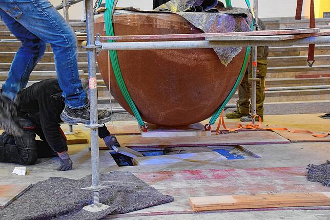 Bild 19: Uff, geschafft! Alle Bilder vom schweren Weg des 2,5 Tonnen schweren Altars in die Kirche St. Oswald