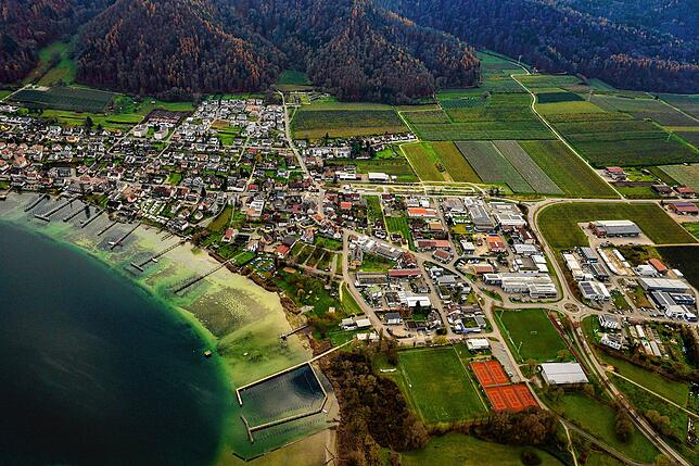 Der vordere Teil von Bodman mit Strandbad und Gewerbegebiet. Das Bild entstand im Dezember 2022.