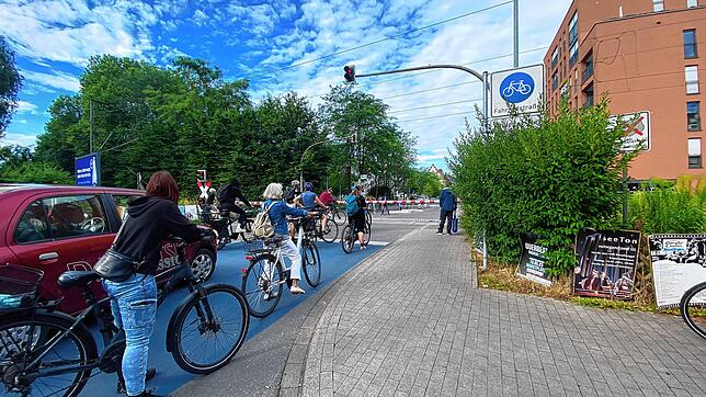(Archivbild) Der Bahnübergang an der Fahrradstraße ist hochfrequentiert. Täglich fahren hier mehrere tausend Radler. Doch nicht jeder ...