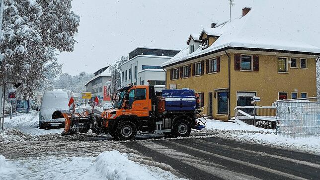 Die Räumfahrzeuge der Technischen Betriebe im Einsatz. Sie werden um 3.45 Uhr alarmiert und sind ab 4.30 Uhr dann im Stadtgebiet und den ...