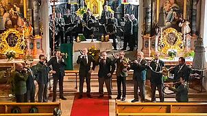 Zum Auftakt des Jubiläums feiern die Jagdhornbläser eine Hubertusmesse in der Kirche in Urach. Schon hier ist das Interesse groß. Bild: ...