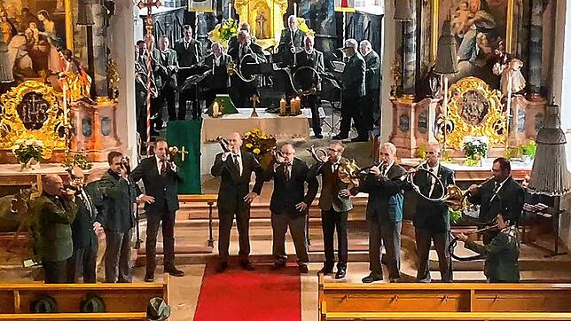 Zum Auftakt des Jubiläums feiern die Jagdhornbläser eine Hubertusmesse in der Kirche in Urach. Schon hier ist das Interesse groß. Bild: ...