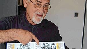 Hans Pfitzer bei der Präsentation der Festschrift für den Gesangverein. Bild: Bantle