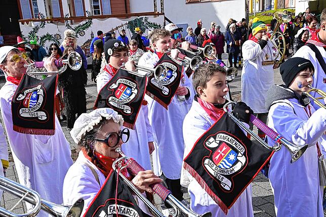 Der Fanfarenzung Bad Dürrheim signalisierte musikalisch, dass die Narren jetzt die Macht im Städtle haben.