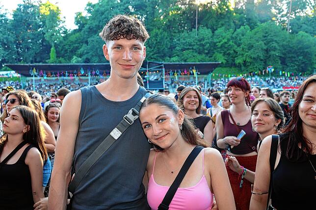 Bild 12: Festivalsommer startet – Fans feiern ausgelassen beim Campus-Festival