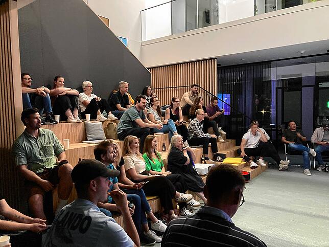 Gemeinsam mit Familie, Freunden und Arbeitskollegen schaute sich Simon Bachtler die TV-Premiere seiner „Wer wird Millionär“-Folge an.