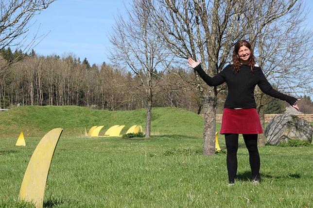 Zazo gestaltete die gelben Flossen, die eine unterirdische Bewegung mit der Landschaft suggerieren.