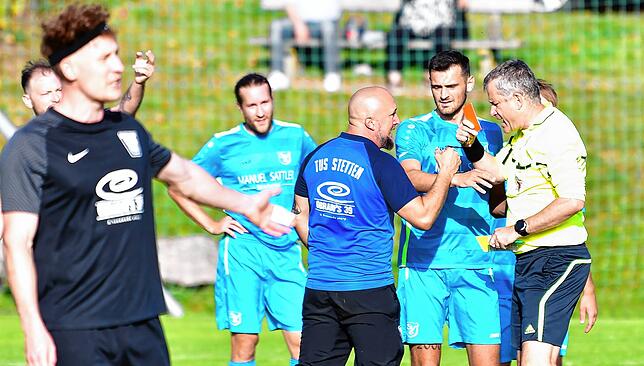 Gelb-Rot: Weil er den Unparteiischen nach dessen angeblicher rassistischer Beleidigung angegangen war, kassierte auch Trainer Sascha ...