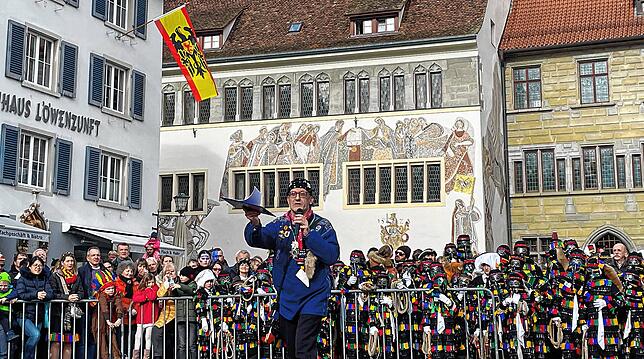 Bild 17: Große und kleine Hänsele ließen die Karbatschen in Überlingen knallen
