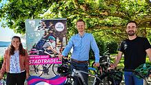 Machen schon einmal Werbung fürs Stadtradeln (von links): Mobilitätsmanagerin Lisa Kitschun, OB Simon Gröger und Christoph Alff von der ...