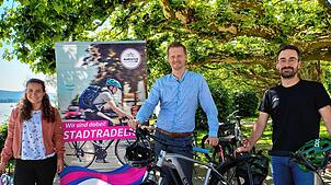 Machen schon einmal Werbung fürs Stadtradeln (von links): Mobilitätsmanagerin Lisa Kitschun, OB Simon Gröger und Christoph Alff von der ...