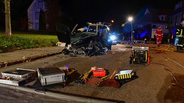 Bei einem schweren Verkehrsunfall ist ein 31-jähriger Autofahrer getötet worden.
