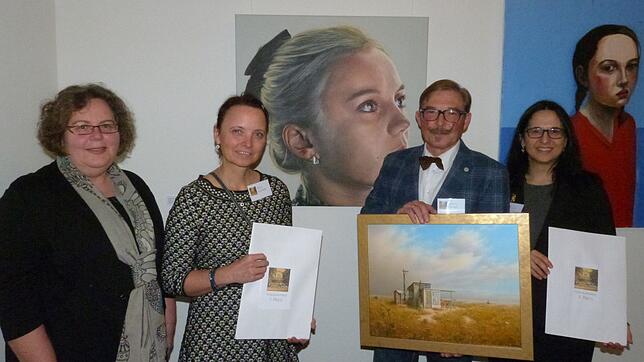 Bei der Finissage des Grand Salons wurden am Sonntag die Publikumspreise verliehen. Hoch erfreut zeigten sich Christine Stanzel, Seona ...