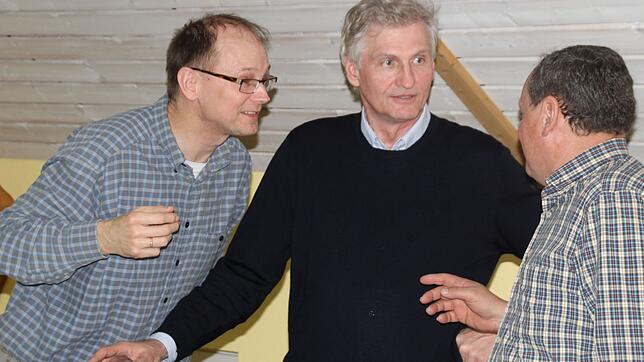 Die Gründer der Initiative "Freie Bauern", Reinhard Jung aus Brandenburg und Alfons Wolff aus Sachsen-Anhalt, im Gespräch mit Landwirt ...