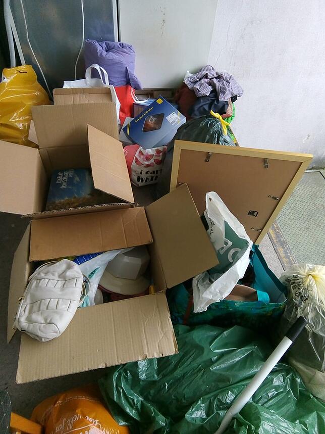Jeden Montag bietet sich das gleich Bild: Übers Wochenende stellen Menschen Spenden, aber auch Unrat beim Schatzkästlein ab.