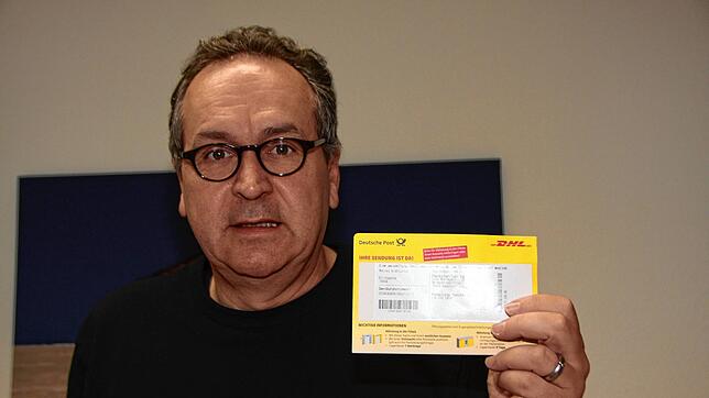 Friedrich Theiss ärgert sich. Er wohnt mitten in Allmannsdorf, doch sein DHL-Paket soll er nicht im nahen Postladen abholen. Eine Karte ...