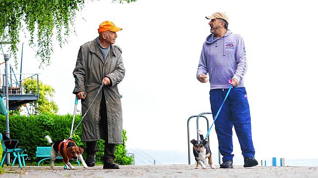 Hermann Metzger (links) aus Salem ist gehörlos. Mit seinem Hund Dana ist er auch viel in Überlingen unterwegs, hier mit seinem Freund ...
