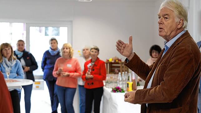 Udo Engelhardt, Vorstand des Vereins Singener Tafel, bei der Eröffnung des Helferfestes im Radolfzeller Tafelladen.