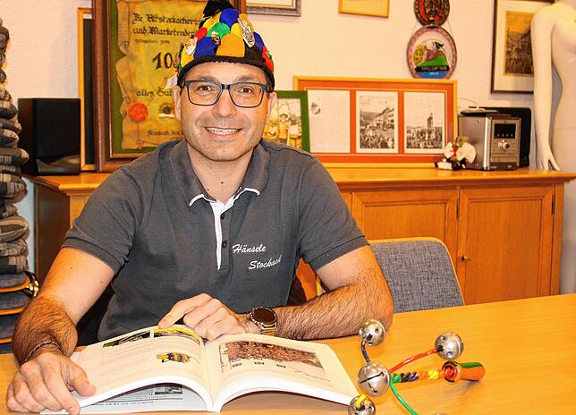 Lars Wegmann ist der zwölfte Hänselemoschter. Neben ihm liegt der Schellenbaum, den Drehermeister Manfred Engelmann einst eigenmächtig ...