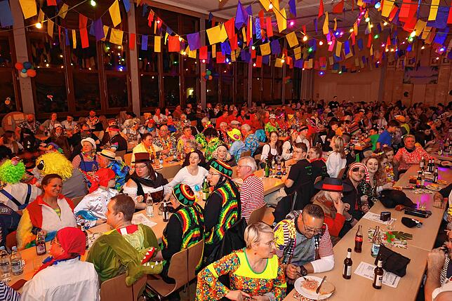 Geschunkelt und gesungen wird in der Turn-und Festhalle Pfaffenweiler, bei ausverkauften Ball der Wolfbach-Rolli.