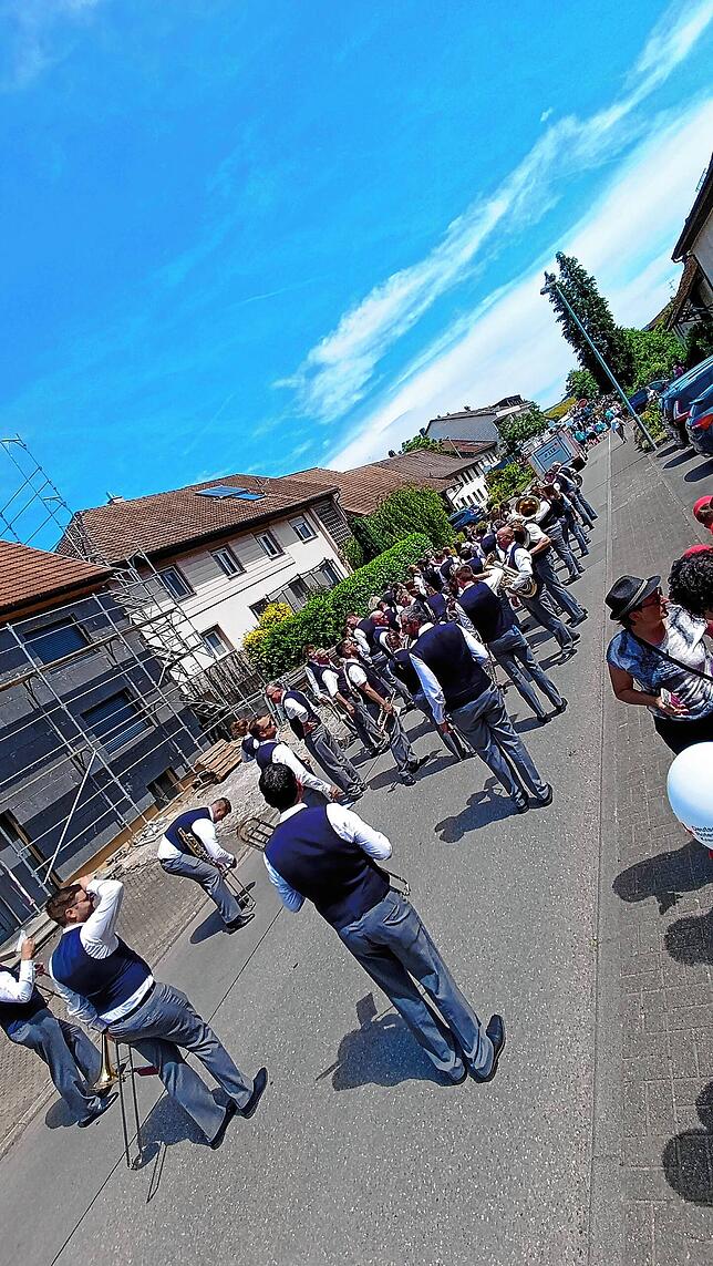 Bild 25: Festumzug am Gmeindshus Oberlauchringen – Höhepunkt des 4-tägigen Bezirksmusikfest