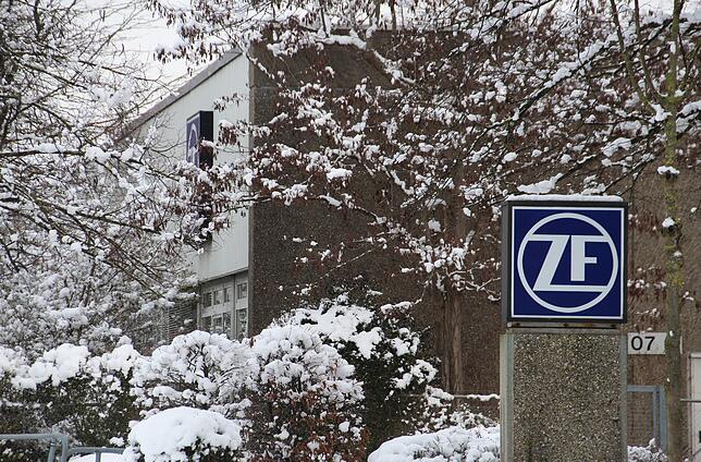 Schnee bei ZF Friedrichshafen: Hier müssen sich die Mitarbeiter in der Produktion zeitig auf den Weg machen, um ihre Schicht nicht zu ...