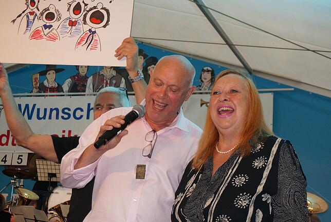 John Lamb (Bürgermeister von Lewes) und seine Frau Gaynor Lamb singen beim Wunschkonzert der Stadtmusik Waldshut „Sussex Of The ...