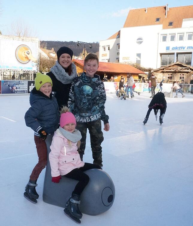 Ersmtals können Besucher des Weihnachtsmarkts auch Kurven auf Kunsteis drehen, das lässt sich die Familie Berg aus Dogern nicht nehmen.
