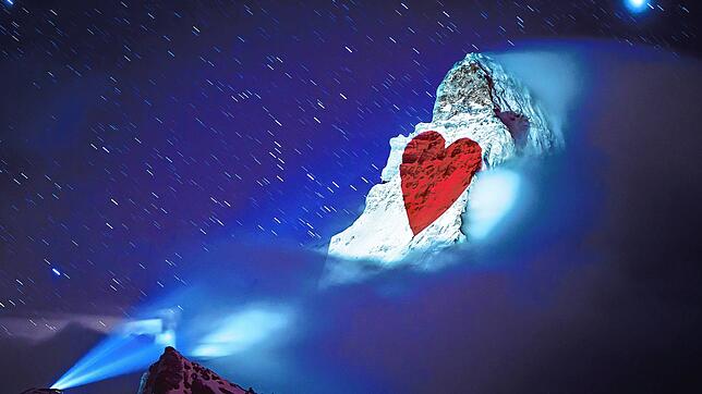 Auf dem Matterhorn wird vom Schweizer Lichtkünstler Gerry Hofstetter ein Herz projiziert, um Botschaften der Hoffnung, Unterstützung und ...