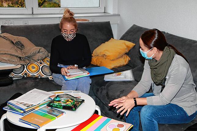 Die Lehrerinnen Vera Fredersdorf und Petra Gronnerth (von links) sitzen im Lehrerzimmer der Gemeinschaftsschule Mönchweiler zusammen um ...