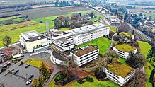 Die Klinik Tettnang liegt oberhalb der Stadt &ndash; und gehört seit 2015 zum Klinikverbund Medizin Campus Bodensee (MCB).