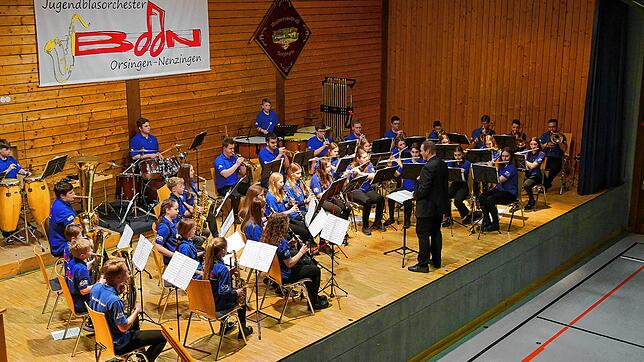 Das JBOON in Aktion. Die jungen Musiker spielten unter der Leitung von Florian Fritschi Meldodien zum Motto &bdquo;Filmmusik&ldquo;.