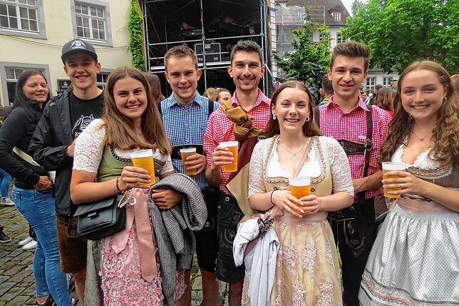 Aus der Ortenau kam die Freundesgruppe in Tracht auf Einladung von Theresa Männle (links) und Rosa Kost (rechts), die auf einem Weingut ...