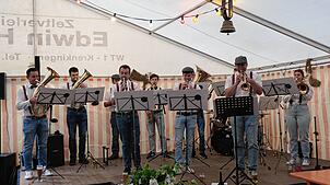 Die neue Formation Hardt Bloß Blech aus Wellendingen hat beim Schopfschellenfest ihren ersten offiziellen großen Auftritt. Foto: Annika ...