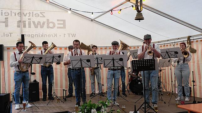 Die neue Formation Hardt Bloß Blech aus Wellendingen hat beim Schopfschellenfest ihren ersten offiziellen großen Auftritt. Foto: Annika ...