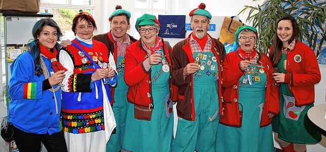 Sie sind die ersten Besucher (von links): Annika und Rosi Haak von den Nebelspalter Owingen, Rolf Waibel, Erna Geng, Klaus und Elisabeth ...