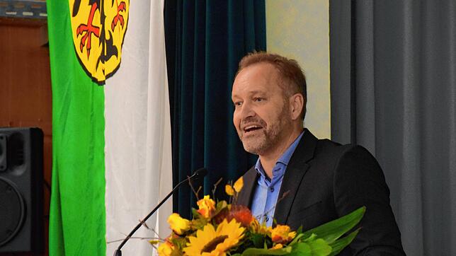 Bürgermeister Matthias Weckbach bei der Einwohnerversammlung in Bodman-Ludwigshafen im Oktober 2022.