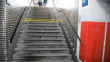 Bislang führt der einzige Weg zu den Gleisen 2 und 3 über eine Treppe. Das soll sich ändern &ndash; doch die von der Bahn favorisierte ...