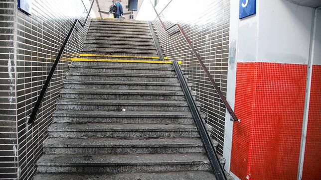 Bislang führt der einzige Weg zu den Gleisen 2 und 3 über eine Treppe. Das soll sich ändern &ndash; doch die von der Bahn favorisierte ...