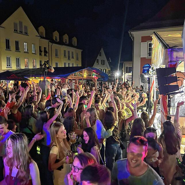 Das Allensbacher Seetorfescht ist bei den Besuchern angesagt. Für ausgelassene Partystimmung sorgte am Samstag Chris Metzger.