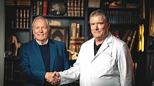Der Geschäftsführer der Espan-Klinik, Bernd Baumbach (links), begrüßt den neuen Chefarzt der Abteilung Onkologie, Stephan Bildat. Bild: ...