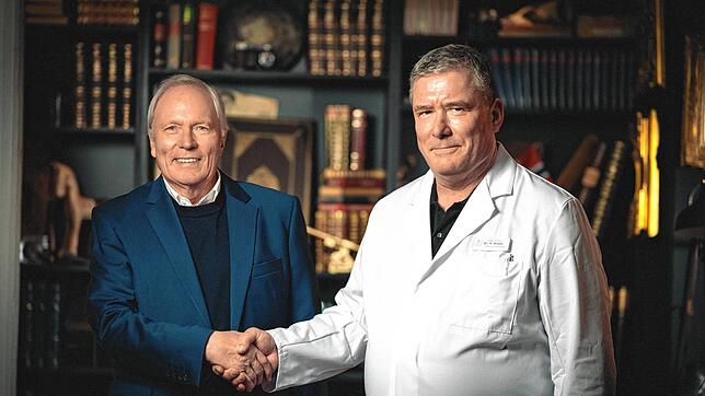 Der Geschäftsführer der Espan-Klinik, Bernd Baumbach (links), begrüßt den neuen Chefarzt der Abteilung Onkologie, Stephan Bildat. Bild: ...